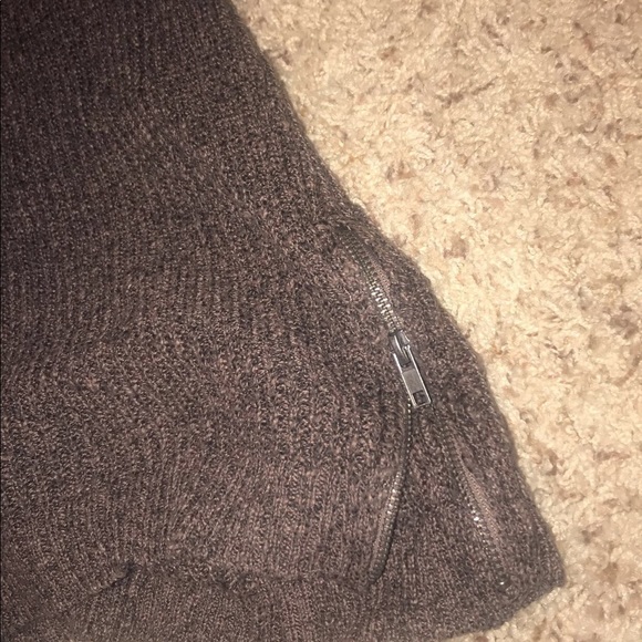 American Eagle off the shoulder sweater - Picture 2 of 2